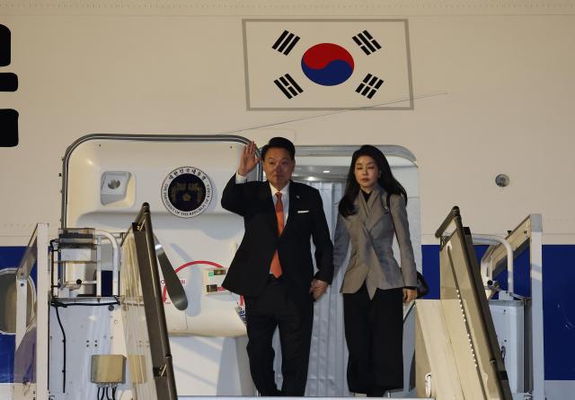 네덜란드를 국빈 방문한 윤석열 대통령과 부인 김건희 여사가 11일현지시간 암스테르담 스히폴 공항에 도착 전용기인 공군 1호기에서 내리며 인사하고 있다 사진연합뉴스