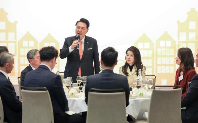 윤석열 대통령 네덜란드 동포 만찬 간담회
암스테르담연합뉴스 진성철 기자 네덜란드를 국빈 방문한 윤석열 대통령이 11일현지시간 암스테르담 한 호텔에서 열린 동포 만찬 간담회에서 마무리 발언을 하고 있다 20231212 공동취재
zjinynacokr2023-12-12 060957
저작권자 ⓒ 1980-2023 ㈜연합뉴스 무단 전재 재배포 금지저작권자 ⓒ 1980-2023 ㈜연합뉴스 무단 전재 재배포 금지