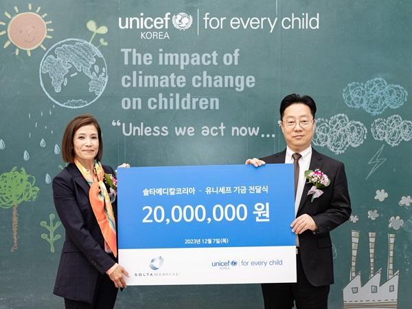 서울 마포구 유니세프한국위원회에서 진행된 기금전달식에서 조미진 유니세프한국위원회 사무총장왼쪽과 한상진 솔타메디칼코리아 대표이사오른쪽 사진유니세프한국위원회