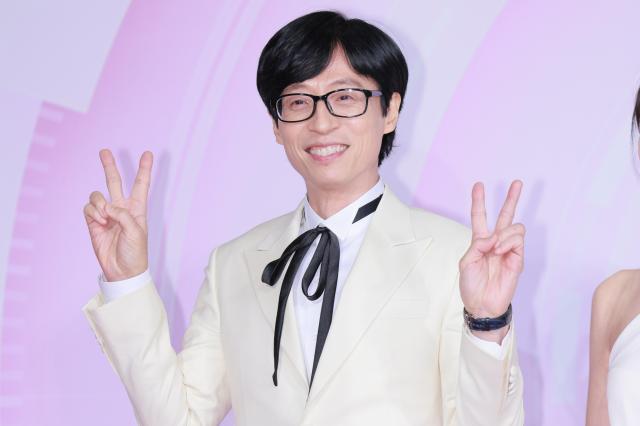 런닝맨 유재석이 17일 오후 서울 마포구 SBS프리즘타워에서 열린 2022 SBS 연예대상 레드카펫 행사에 참석해 포즈를 취하고 있다사진유대길 기자 dbeorlf123ajunewscom