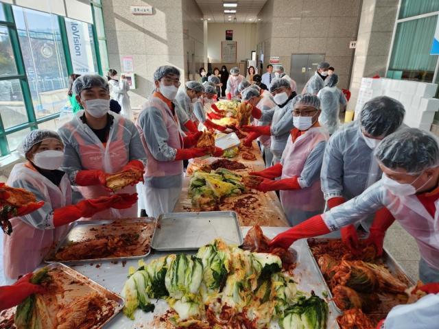 전남도시가스와 순천시니어클럽 전 구성원이 참여해 김장나눔 행사를 진행했다 사진순천시