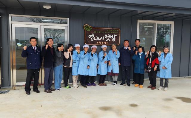 무안군군수 김 산은 여성 농민 생산자와 도시 소비자를 연결해
지역에서 생산되는 소규모 농산물 판매를 위한 여성농어업인센터
내에 꾸러미 작업장을 최근 12월에 준공했다사진무안군
