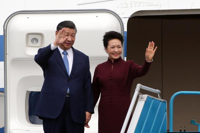 시진핑 중국 국가주석오른쪽과 펑리위안 여사가 12일 베트남 하노이의 노이바이 국제공항에 도착해 손인사를 하고 있다 