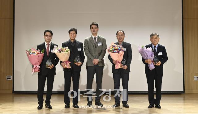 대구시 달성군은 제9차 달성군 기업 CEO 세미나 행사에서 활발한 수출 활동으로 괄목할만한 성과를 이뤄낸 관내 수출 유공 4개 업체에 감사패를 수여했다 사진대구달성군