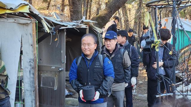 
윤재옥 국민의힘 원내대표가 12일 서울 강남구 구룡마을에서 열린 국민의힘 연탄 나눔 봉사 활동에 참여해 직접 연탄을 지고 집으로 이동하고 있는 모습이다