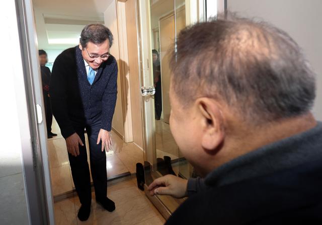 이낙연 전 더불어민주당 대표가 11일 오후 서울 종로구 사무실에서 무소속 이상민 의원과 대화를 나눈 후 배웅을 하고 있다 사진연합뉴스