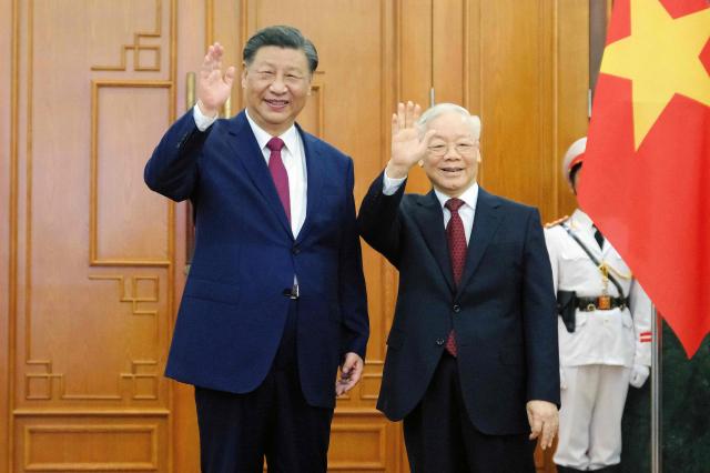 중앙경제공작회의 폐막 후 12일 베트남을 방문한 시진핑 중국 국가주석왼쪽사진로이터연합뉴스 