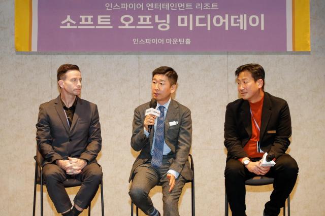모히건 인스파이어 소프트 오프닝 미디어 데이에서 첸 시 사장과 마이클 젠슨 마케팅총괄책임자 장현기 인스파이어 아레나 상무가 기자들의 질문에 답하고 있다 사진인스파이어