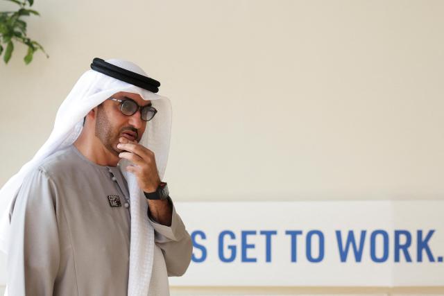 12월 13일현지시간 아랍에미리트 두바이에서 열린 COP28에서 술탄 아흐헤드 알자베르 COP28 의장이 합의문 초안이 공개된 후 걸어가고 있다 사진로이터 연합뉴스 
