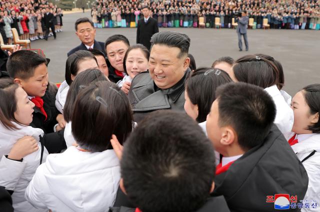 김정은 북한 국무위원장이 지난 8일 제5차 전국 어머니대회 참석자들과 기념사진을 촬영했다고 조선중앙통신이 지난 9일 보도했다 사진연합뉴스