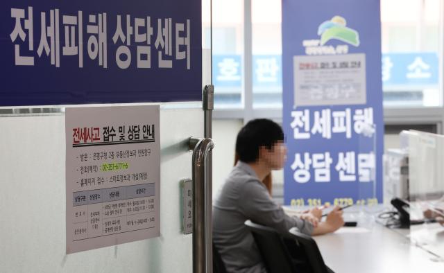 한 전세사기 피해자가 전세피해 상담센터에서 상담을 받고 있다 연합뉴스