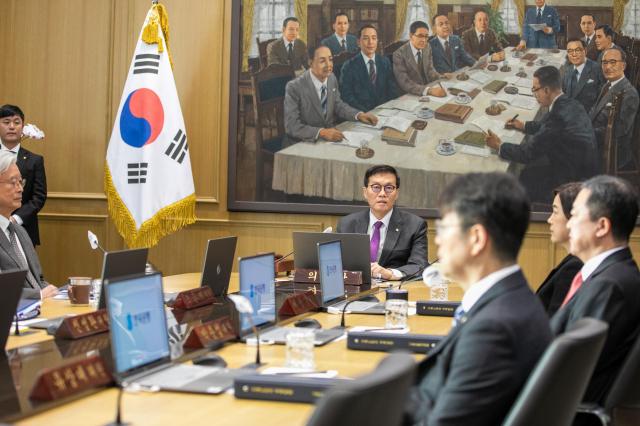 이창용 한국은행 총재가 30일 서울 중구 한국은행에서 열린 금융통화위원회를 주재하고 있다 20231130사진사진공동취재단