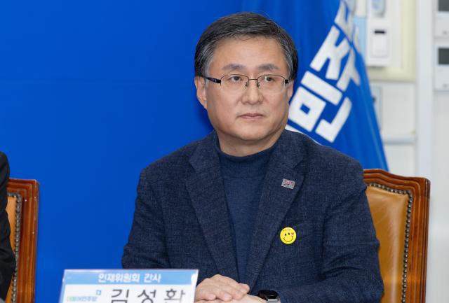 김성환 더불어민주당 인재위원회 간사가 11일 오전 서울 여의도 국회에서 열린 1호 인재영입식에 참석하고 있다 20231211사진유대길 기자 dbeorlf123ajunewscom