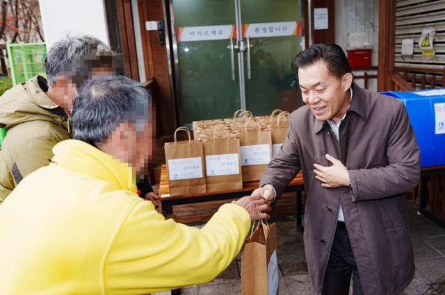 다시서기노숙인일시보호소 꿈터에서 관계자들과 인사하고 있다 사진수원시