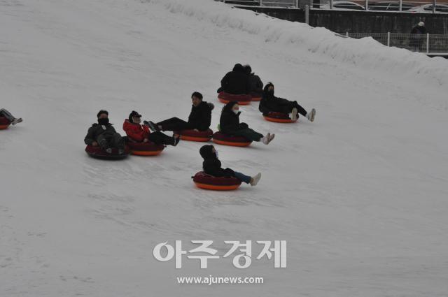 2023년 화천산천어축제장 내 얼음썰매장에서 얼음썰매를 타고 있는 관광객들사진박종석 기자