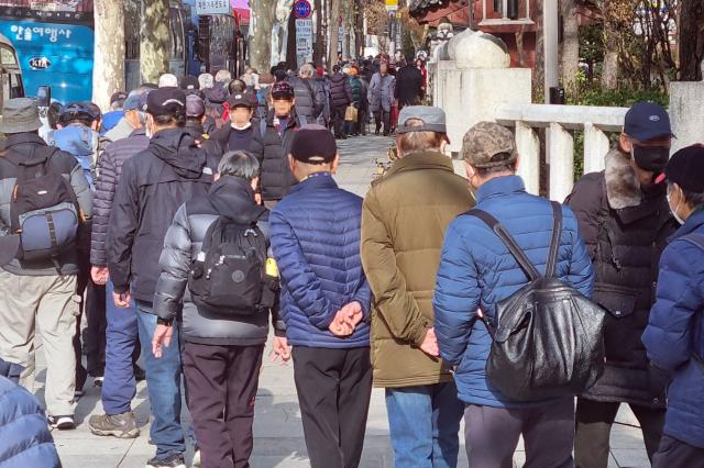 서울 종로구 탑골공원에서 무료 점심 식사를 하려는 노인들이 길게 줄을 서 있다 사진연합뉴스