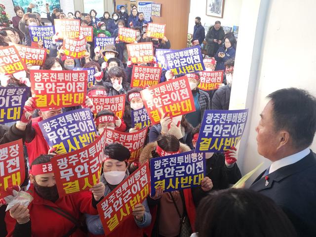 지난 13일 김 산 무안군수가  도민과의 대화에 참석하고자 군수실을 나왔으나 범대위의 강력한 제지로 한 발짝도 못 나가고 있다사진김옥현 기자