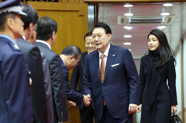 네덜란드 국빈 방문 일정을 마치고 귀국한 윤석열 대통령이 15일 성남 서울공항 2층 실내행사장에서 마중나온 국민의힘 윤재옥 원내대표와 인사하고 있다  20231215
    zjinynacokr2023-12-15 074447
저작권자 ⓒ 1980-2023 ㈜연합뉴스 무단 전재 재배포 금지저작권자 ⓒ 1980-2023 ㈜연합뉴스 무단 전재 재배포 금지