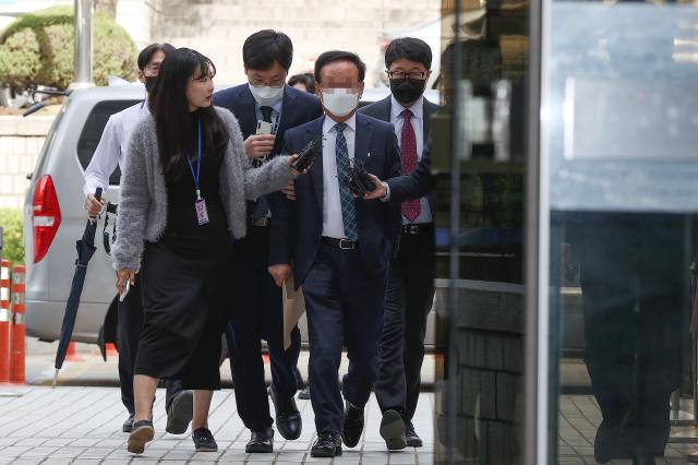 구속 전 피의자 심문 출석하는 김인섭 전 대표
    서울연합뉴스 신현우 기자  백현동 개발사업 관련 대관 로비스트로 지목된 김인섭 전 한국하우징기술 대표가 14일 오전 서울 서초구 서울중앙지방법원에서 열린 구속 전 피의자 심문영장실질심사에 출석하고 있다 2023414
    nowwegoynacokr2023-04-14 111313
저작권자 ⓒ 1980-2023 ㈜연합뉴스 무단 전재 재배포 금지저작권자 ⓒ 1980-2023 ㈜연합뉴스 무단 전재 재배포 금지