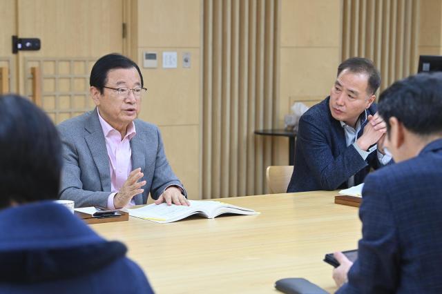 이현재 하남시장왼쪽과 김교흥 부시장오른쪽이 ‘2024년 주요업무계획 보고회’에 참석해 보고를 받고 있다 사진하남시