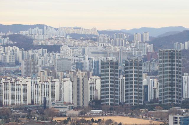 사진은 12일 서울 남산에서 본 아파트사진연합뉴스