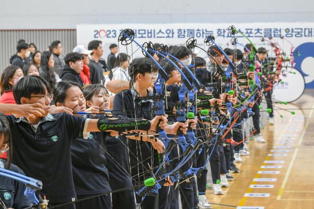 대회에 참가한 학생들이 힘차게 활시위를 당기고 있다 사진현대모비스