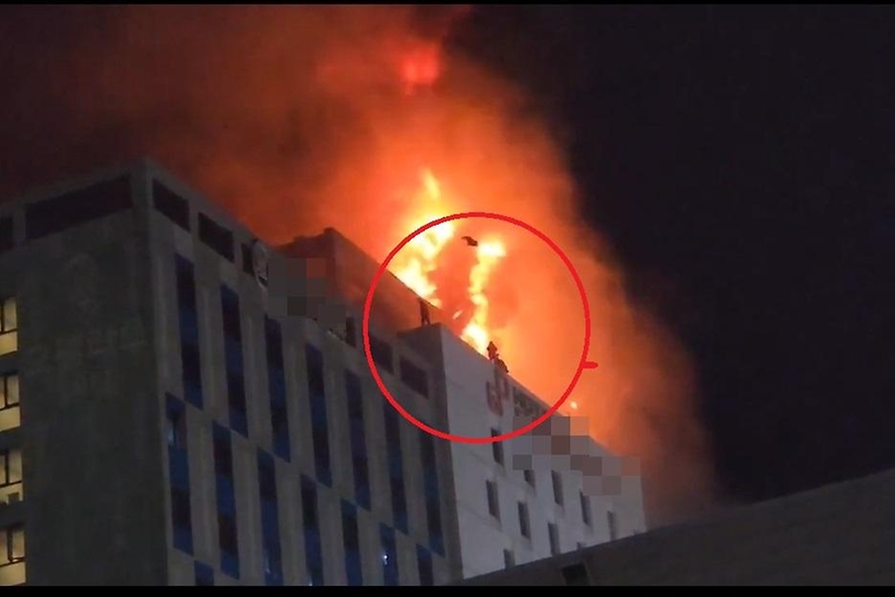 [슬라이드 포토] 옥상에 사람이... 인천 남동구 논현동 호텔 화재 
