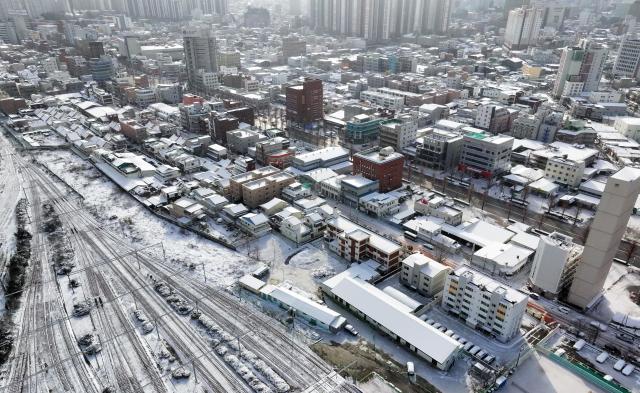 대설주의보가 발효됐다가 해제된 17일 오전 광주 북구 광주역 철로와 인근 주택가에 눈이 쌓여 있다 사진연합뉴스