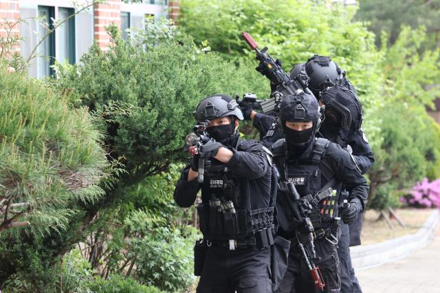 SDT members carrying out anti-terrorism training Yonhap Photo