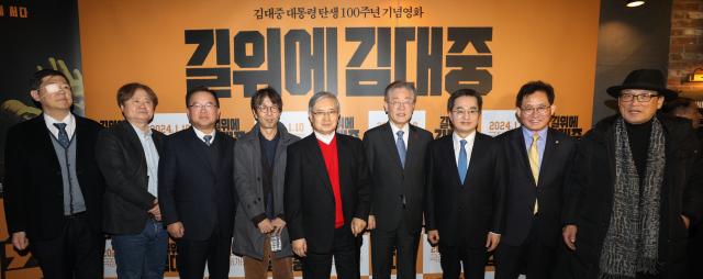 이재명 더불어민주당 대표가 18일 오후 서울 용산구 용산 CGV에서 열린 길위에 김대중 VIP 시사회에 참석해 김부겸 전 총리 김동연 경기도지사 민환기 감독 등 참석자들과 기념촬영을 하고 있다 사진연합뉴스