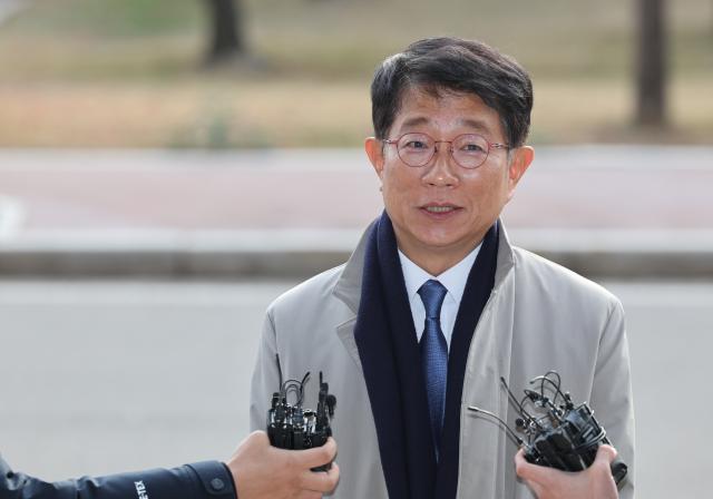 취재진 질의 답하는 박상우 국토부 장관 후보자
과천연합뉴스 임화영 기자 박상우 국토교통부 장관 후보자가 5일 정부과천청사에 마련된 인사청문회 준비 사무실로 첫 출근을 하며 취재진의 질문에 답하고 있다 2023125
hwayoung7ynacokr2023-12-05 094747
저작권자 ⓒ 1980-2023 ㈜연합뉴스 무단 전재 재배포 금지저작권자 ⓒ 1980-2023 ㈜연합뉴스 무단 전재 재배포 금지