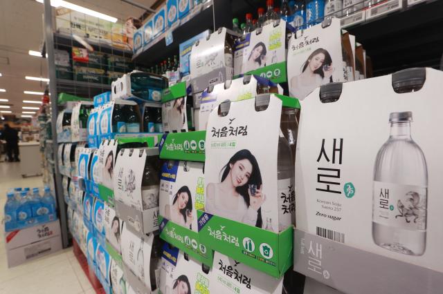 서울 시내 한 대형마트에 진열된 소주 제품들 사진연합뉴스