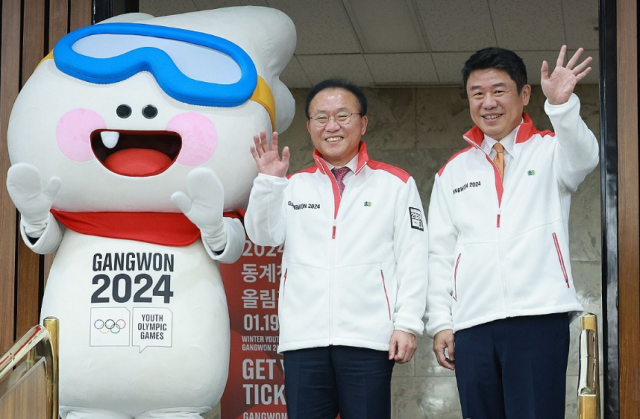 윤재옥 국민의힘 당 대표 권한대행과 유의동 정책위의장이 18일 열린 2024강원동계청소년올림픽 당·정 점검 및 협의회의에 참석해 기념촬영을 하고 있다 사진연합뉴스