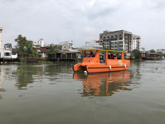 한화그룹이 베트남 남부 빈롱시에 기증한 쓰레기 수거용 태양광 보트가 메콩강을 청소하고 있다 한화그룹 제공
