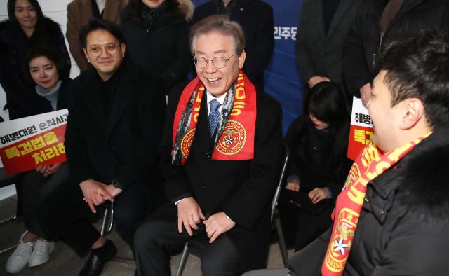 해병대원 순직 국정조사 수용 촉구 농성장 찾은 이재명 대표
    서울연합뉴스 이정훈 기자  더불어민주당 이재명 대표가 18일 오후 국회 본청 앞 해병대원 순직 국정조사 수용 촉구 농성장을 찾아 참석자들과 이야기를 나누고 있다 20231218 공동취재
    uwg806ynacokr2023-12-18 171435
저작권자 ⓒ 1980-2023 ㈜연합뉴스 무단 전재 재배포 금지저작권자 ⓒ 1980-2023 ㈜연합뉴스 무단 전재 재배포 금지