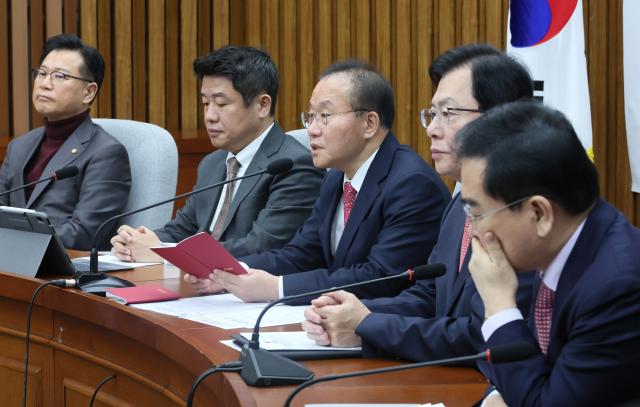 발언하는 윤재옥 당 대표 권한대행
서울연합뉴스 이정훈 기자 국민의힘 윤재옥 당 대표 권한대행이 19일 국회에서 열린 원내대책회의에서 발언하고 있다 20231219
uwg806ynacokr2023-12-19 092414
저작권자 ⓒ 1980-2023 ㈜연합뉴스 무단 전재 재배포 금지저작권자 ⓒ 1980-2023 ㈜연합뉴스 무단 전재 재배포 금지