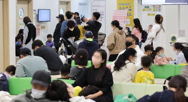 서울 성북우리아이들병원에서 독감 및 외래진료를 받으려는 어린이와 보호자들이 대기하고 있는 모습 사진연합뉴스 