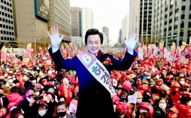 허경영 국가혁명당 대표지난 20대 대선 후보가 지난해 3월 서울 청계선에서 거리 유세를 진행하는 모습 사진연합뉴스