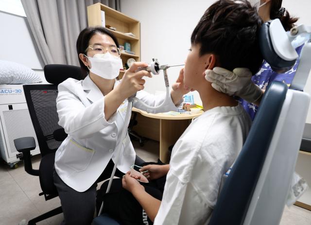 서울 소재 병원에서 한 초등학생이 독감 진료를 받고 있다 사진연합뉴스
