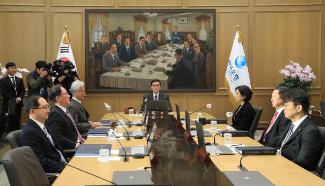 이창용 한국은행 총재가 30일 오전 서울 중구 한국은행에서 열린 금융통화위원회 본회의에서 회의를 주재하고 있다 사진한국은행