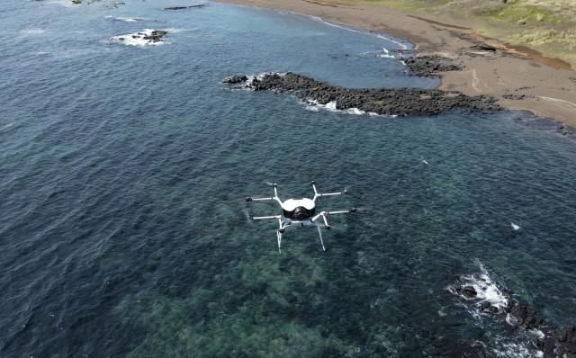 Máy bay không người lái sử dụng nhiên liệu hydro DS30W do Doosan Mobility Innovation chế tạo đang bay trên biển Ảnh chụp ngày 29112023 ẢnhYonhap News