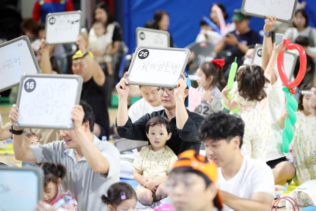 작년 육아휴직자 20만명 육박…4명 중 1명은 아빠