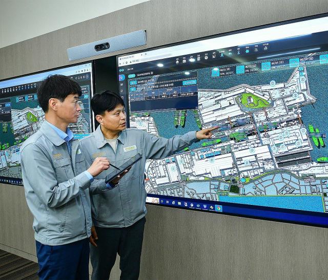  HD현대중공업 직원들이 디지털 트윈을 활용한 가상 조선소 트윈포스를 통해 조선소 공정 상황을 실시간으로 살펴보고 있다 사진HD현대중공업