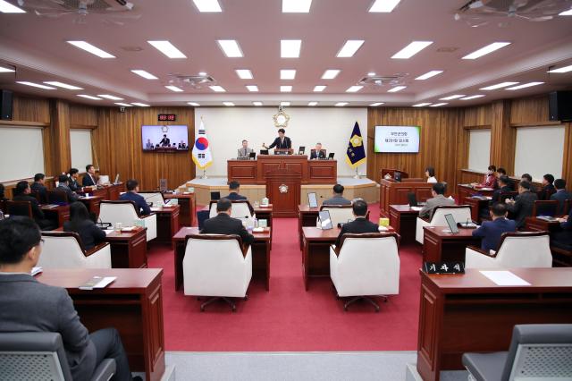 무안군의회의장 김경현는 12월 14일부터 20일까지 7일간의 일정으로 운영된 제291회 임시회를 끝으로 2023년도 의사일정을 마무리 했다사진무안군의회