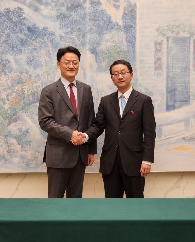 Choi Yong-joon Vụ trưởng Vụ Đông Bắc Á Bộ Ngoại giao Hàn Quốc trái và Liu Jinsong Vụ trưởng Vụ Các vấn đề châu Á Bộ Ngoại giao Trung Quốc tại cuộc họp ngày 18122023 ở Thâm Quyến Trung Quốc ẢnhBộ Ngoại giao