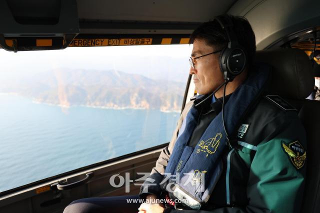 김성종 동해지방해양경찰청장이 이날 경북권 연안해역 항공순찰을 통해 동절기 해양사고 발생 취약지에 대한 집중 점검을 하고 있다사진동해지방해양경찰청