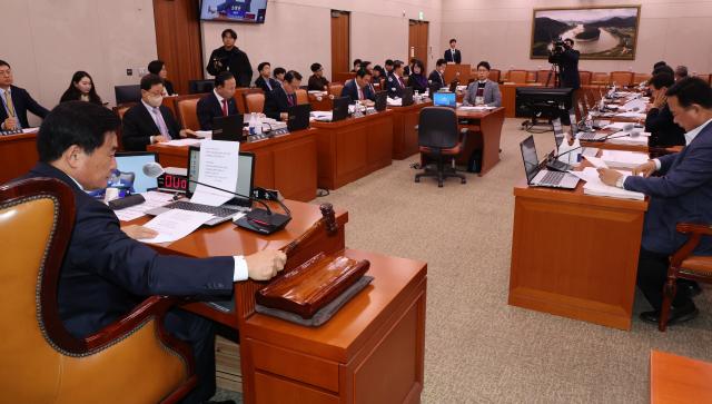 농해수위 전체회의
    서울연합뉴스 한상균 기자  12일 국회 농림축산식품해양수산위원회에서 소병훈 위원장이 전체회의를 진행하고 있다 20231212
    xyzynacokr2023-12-12 102427
저작권자 ⓒ 1980-2023 ㈜연합뉴스 무단 전재 재배포 금지저작권자 ⓒ 1980-2023 ㈜연합뉴스 무단 전재 재배포 금지