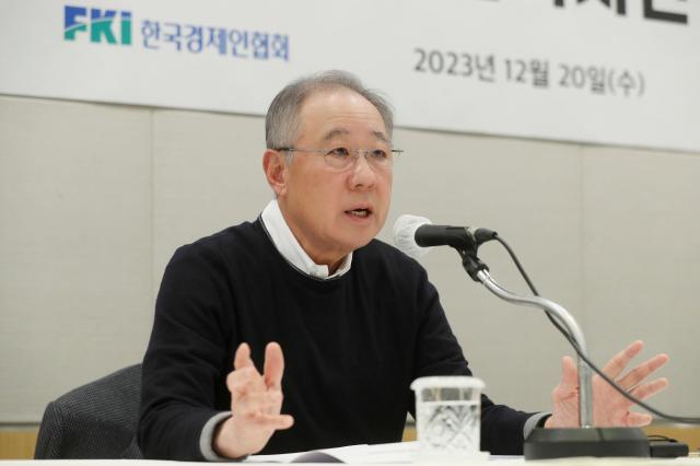 류진 한국경제인협회 회장이 20일 FKI타워에서 열린 출입기자단 간담회에 참석해 발언하고 있다 사진한국경제인협회