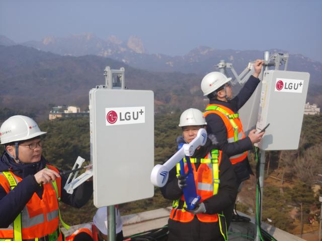 LG유플러스 직원들이 네트워크 점검하는 모습사진LGU+