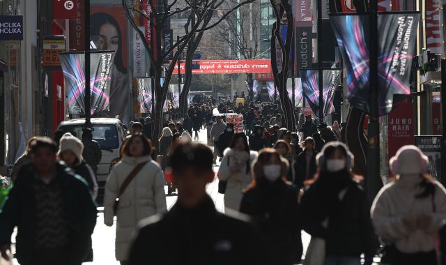 서울 명동거리에서 시민 및 관광객들이 두꺼운 옷차림을 한 채 걸어가고 있다 사진연합뉴스